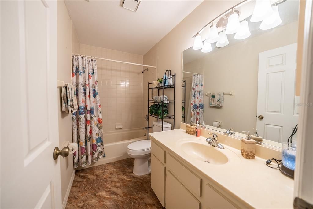 En Venta: $230,000 (2 camas, 2 baños, 1360 Pies cuadrados)