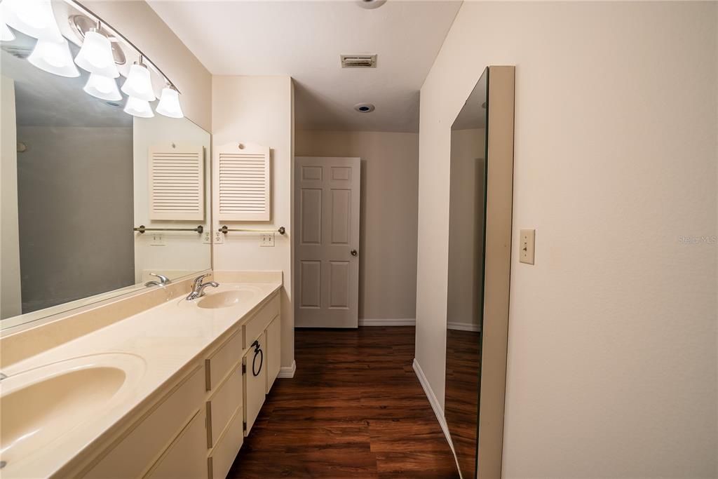 En Venta: $230,000 (2 camas, 2 baños, 1360 Pies cuadrados)