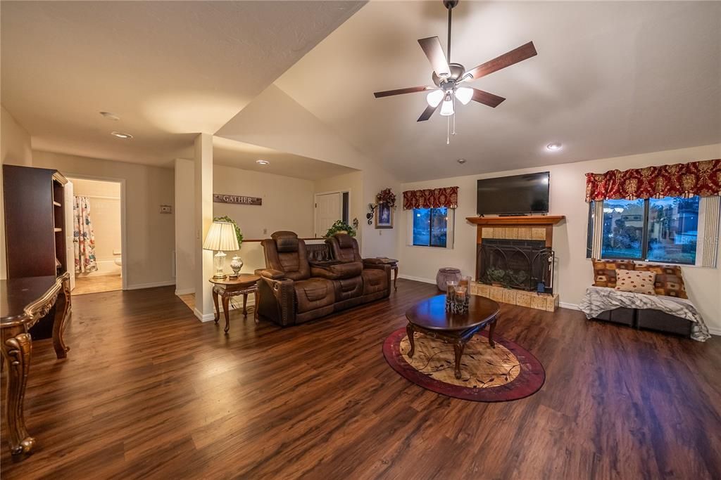 En Venta: $230,000 (2 camas, 2 baños, 1360 Pies cuadrados)