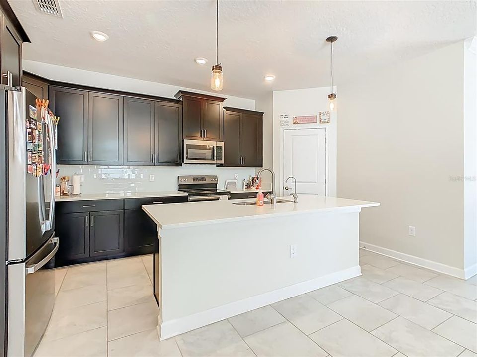 待售: $411,000 (4 贝兹, 3 浴室, 2082 平方英尺)