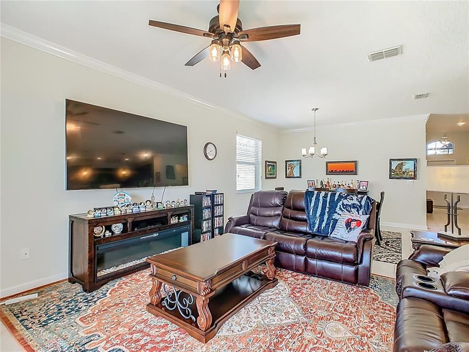 待售: $411,000 (4 贝兹, 3 浴室, 2082 平方英尺)