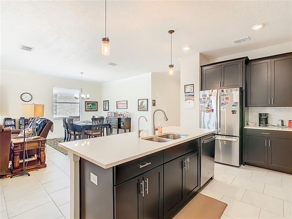 待售: $411,000 (4 贝兹, 3 浴室, 2082 平方英尺)