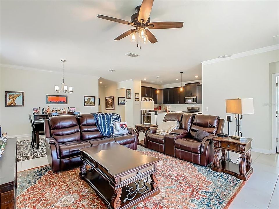 待售: $411,000 (4 贝兹, 3 浴室, 2082 平方英尺)