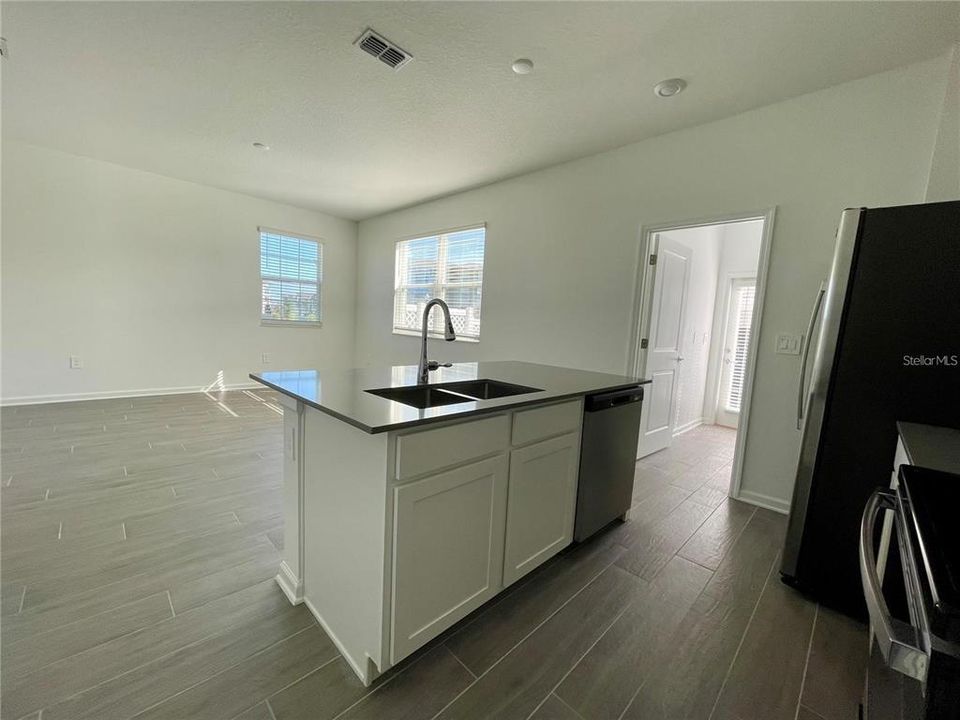 В аренду: $2,850 (3 спален, 2 ванн, 1717 Квадратных фут)