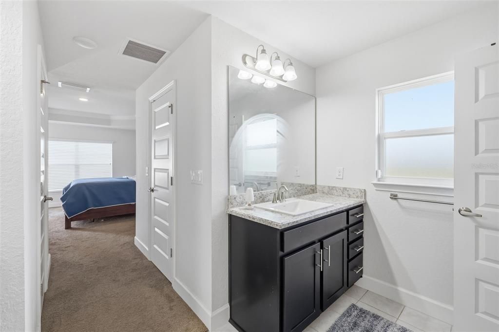 En Venta: $398,000 (4 camas, 3 baños, 2301 Pies cuadrados)