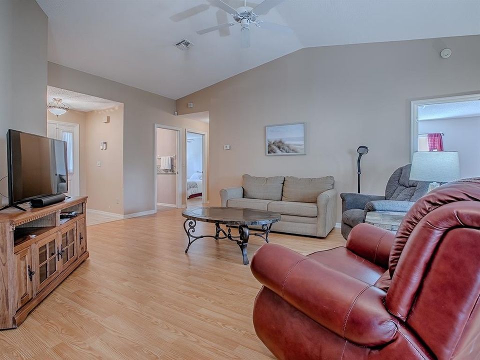 For Sale: $229,900 (2 beds, 2 baths, 1336 Square Feet)