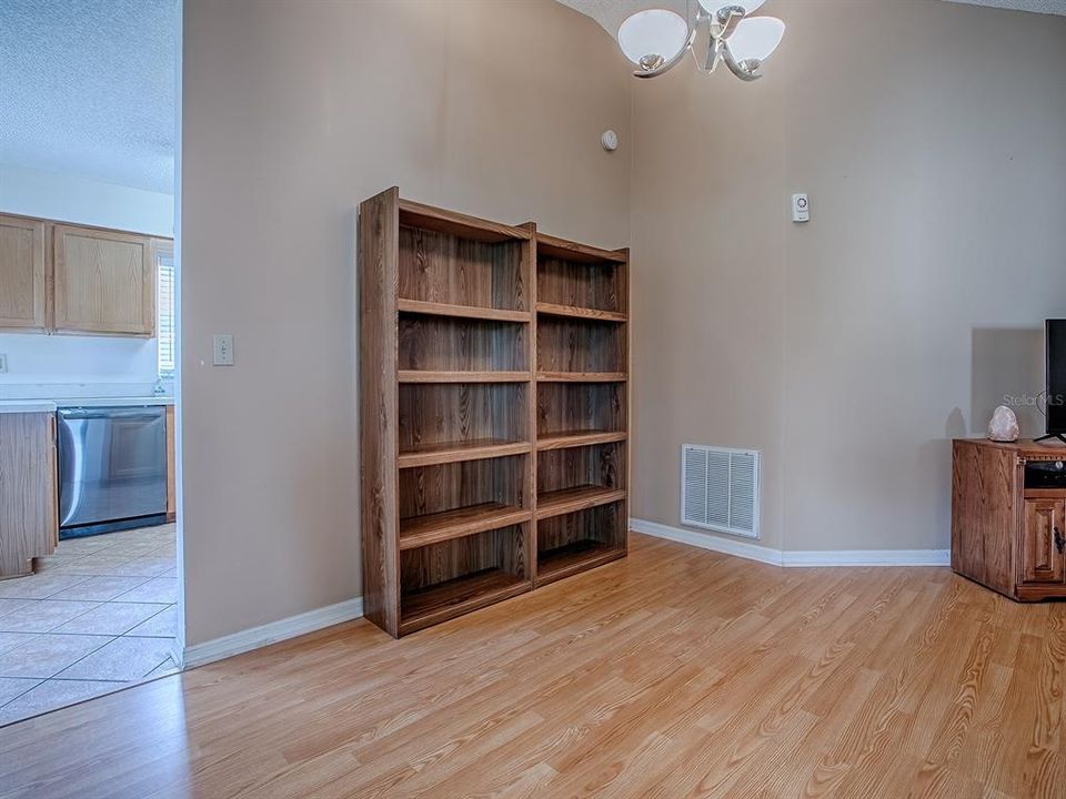 For Sale: $229,900 (2 beds, 2 baths, 1336 Square Feet)