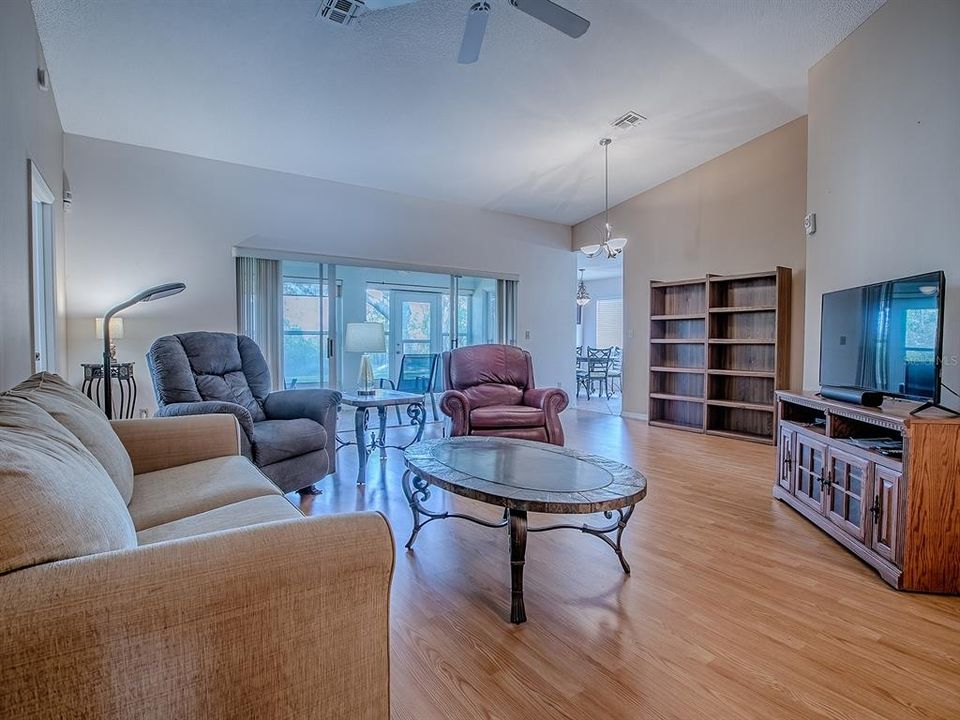 For Sale: $229,900 (2 beds, 2 baths, 1336 Square Feet)