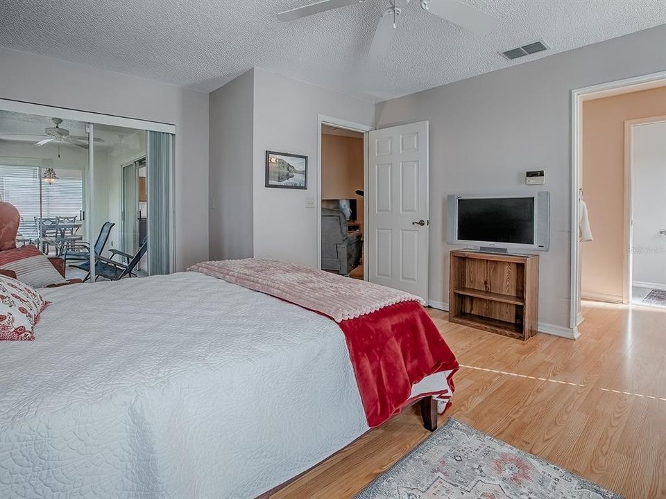 For Sale: $229,900 (2 beds, 2 baths, 1336 Square Feet)