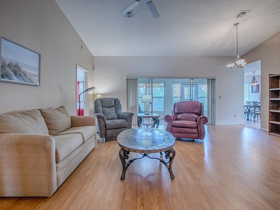 For Sale: $229,900 (2 beds, 2 baths, 1336 Square Feet)