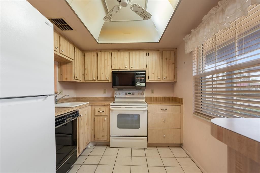 For Sale: $125,000 (2 beds, 2 baths, 945 Square Feet)