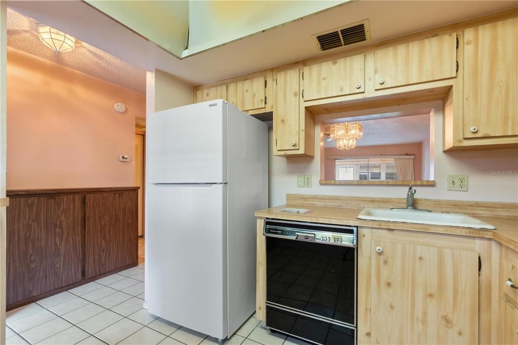 For Sale: $125,000 (2 beds, 2 baths, 945 Square Feet)