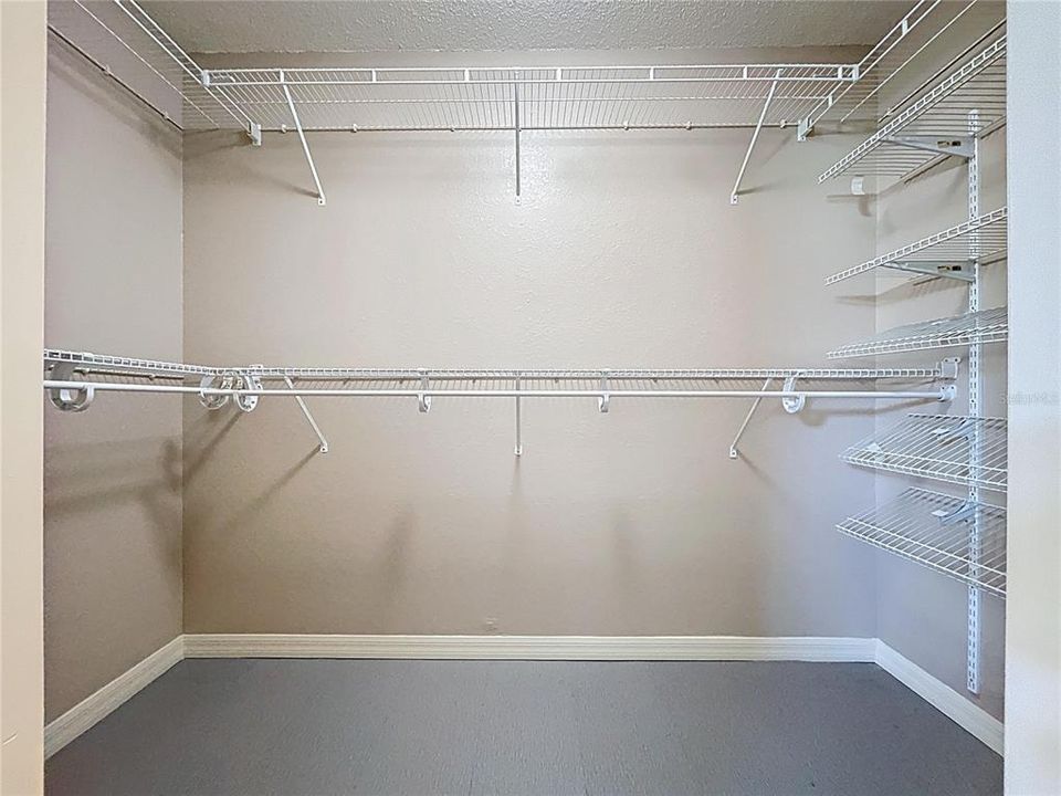 合同活跃: $325,000 (4 贝兹, 2 浴室, 2308 平方英尺)