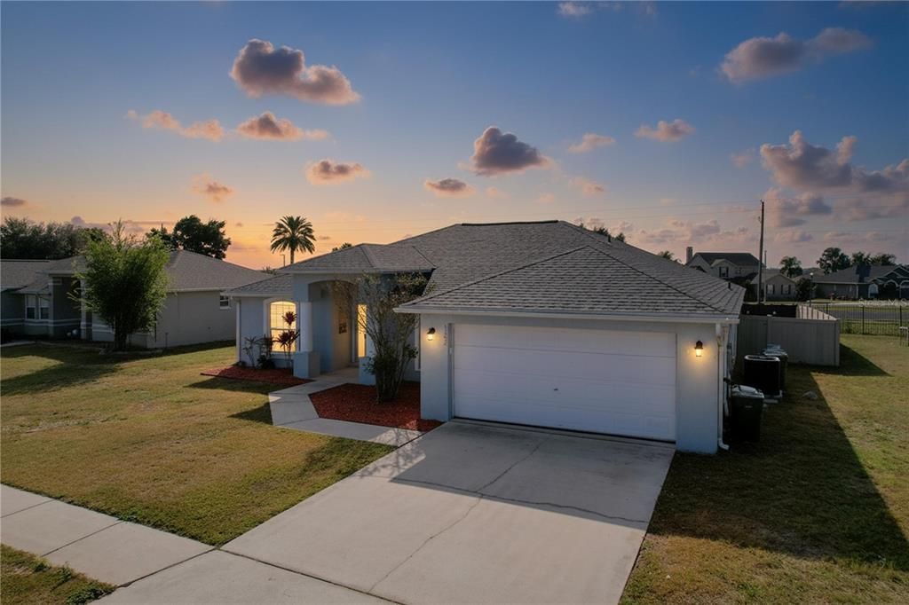 合同活跃: $325,000 (4 贝兹, 2 浴室, 2308 平方英尺)