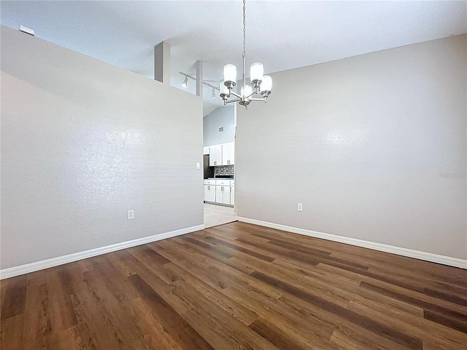 合同活跃: $325,000 (4 贝兹, 2 浴室, 2308 平方英尺)