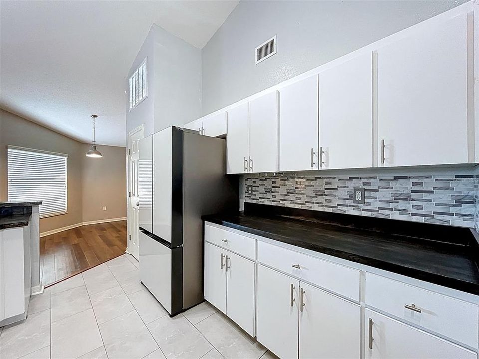 合同活跃: $325,000 (4 贝兹, 2 浴室, 2308 平方英尺)