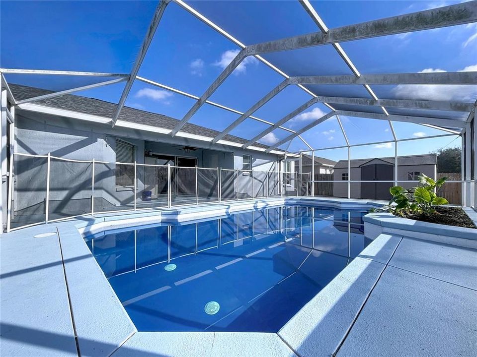 合同活跃: $325,000 (4 贝兹, 2 浴室, 2308 平方英尺)