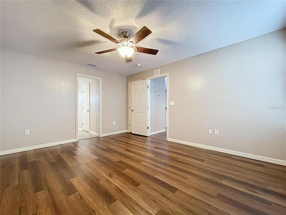 合同活跃: $325,000 (4 贝兹, 2 浴室, 2308 平方英尺)