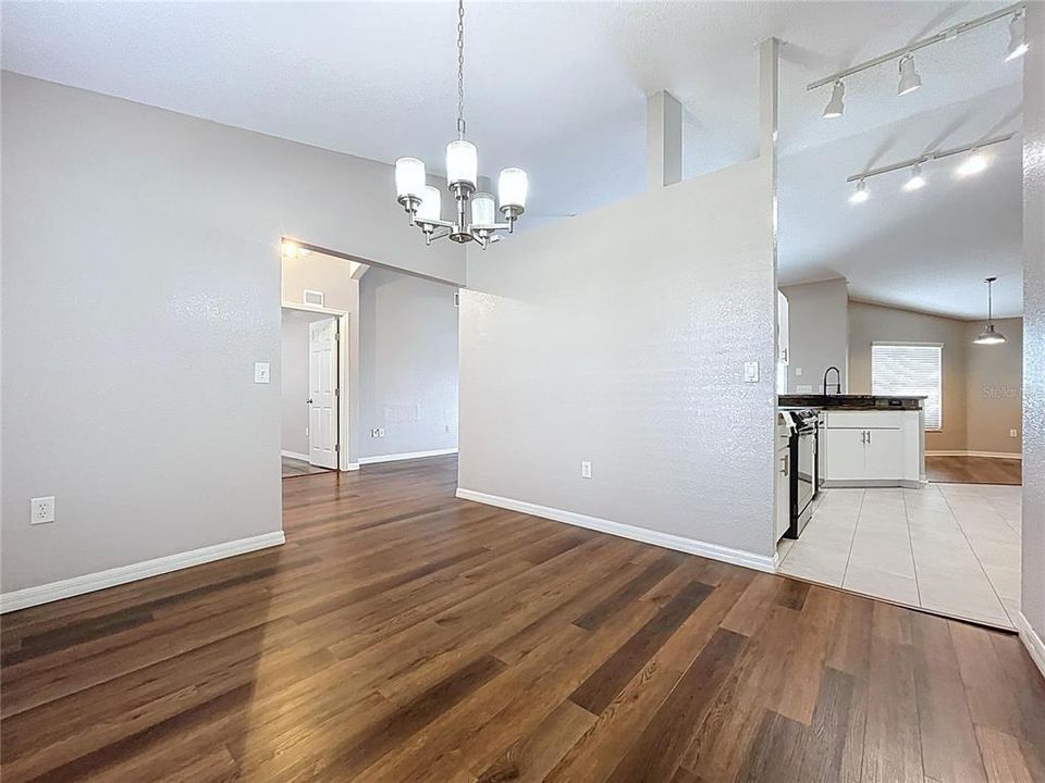 合同活跃: $325,000 (4 贝兹, 2 浴室, 2308 平方英尺)