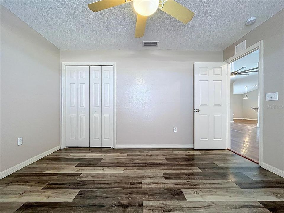 合同活跃: $325,000 (4 贝兹, 2 浴室, 2308 平方英尺)