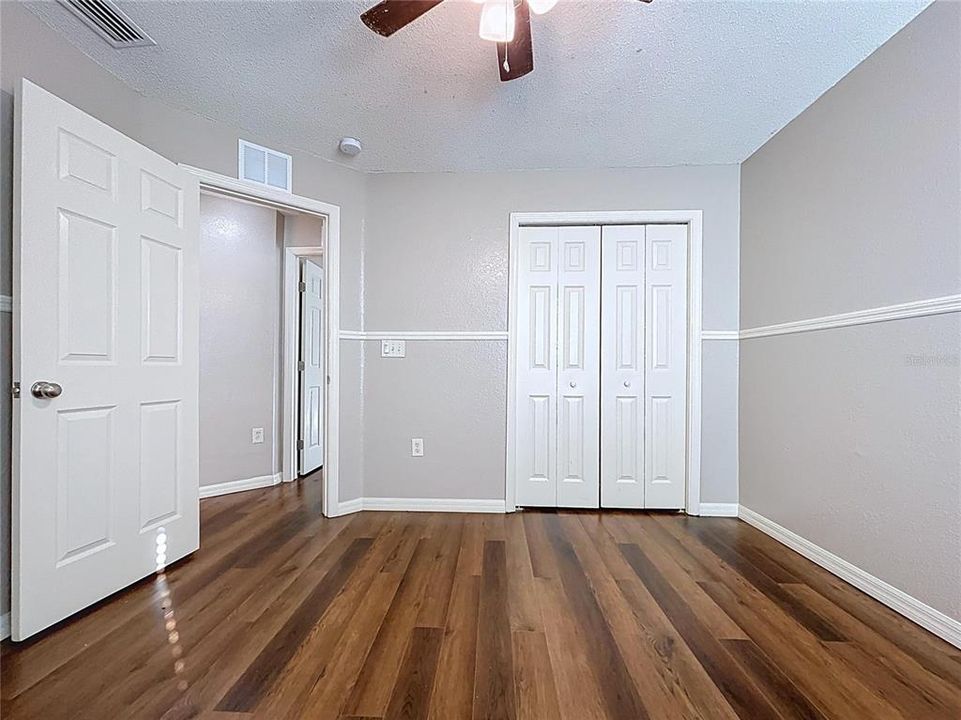 合同活跃: $325,000 (4 贝兹, 2 浴室, 2308 平方英尺)