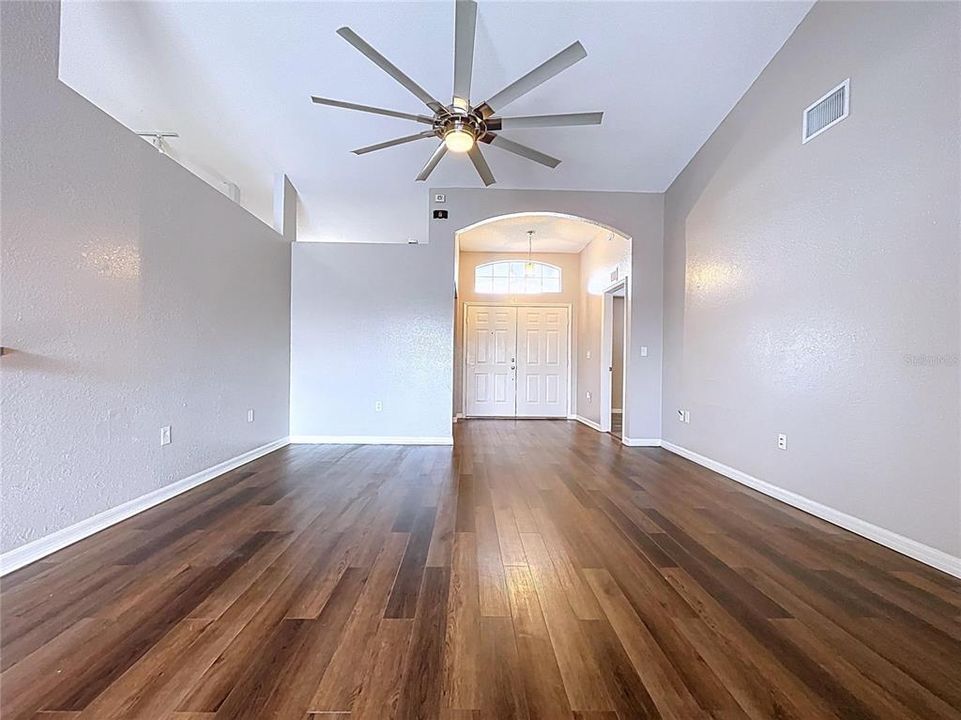 合同活跃: $325,000 (4 贝兹, 2 浴室, 2308 平方英尺)