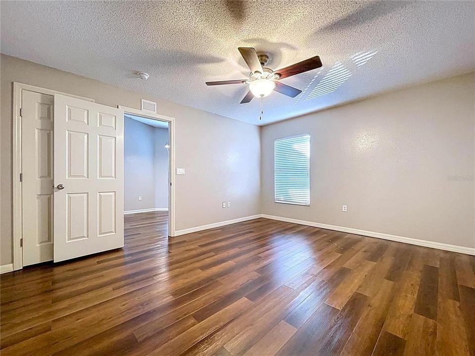 合同活跃: $325,000 (4 贝兹, 2 浴室, 2308 平方英尺)