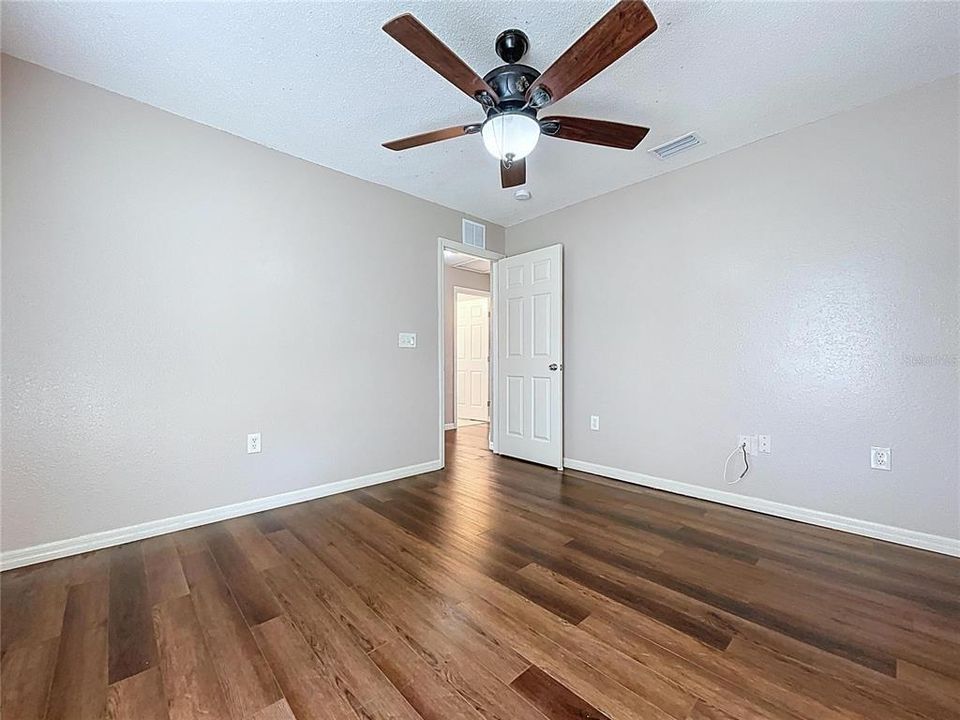 合同活跃: $325,000 (4 贝兹, 2 浴室, 2308 平方英尺)