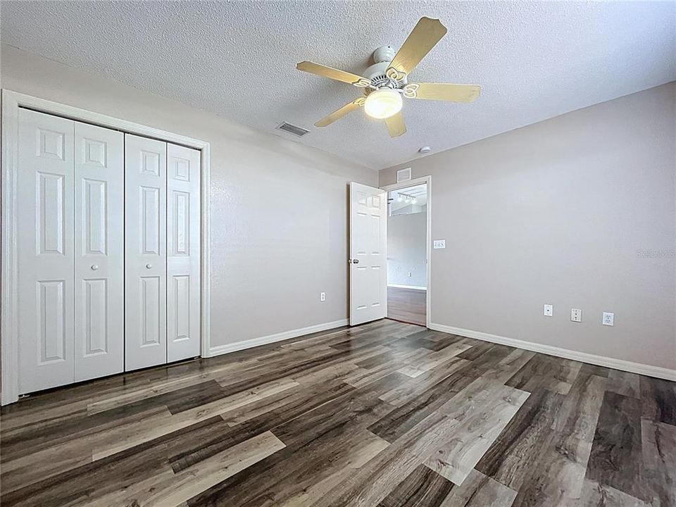 合同活跃: $325,000 (4 贝兹, 2 浴室, 2308 平方英尺)