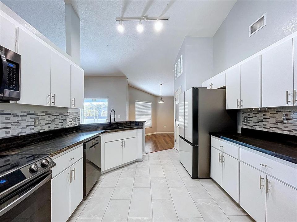 合同活跃: $325,000 (4 贝兹, 2 浴室, 2308 平方英尺)