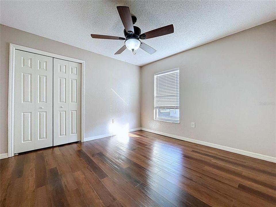 合同活跃: $325,000 (4 贝兹, 2 浴室, 2308 平方英尺)