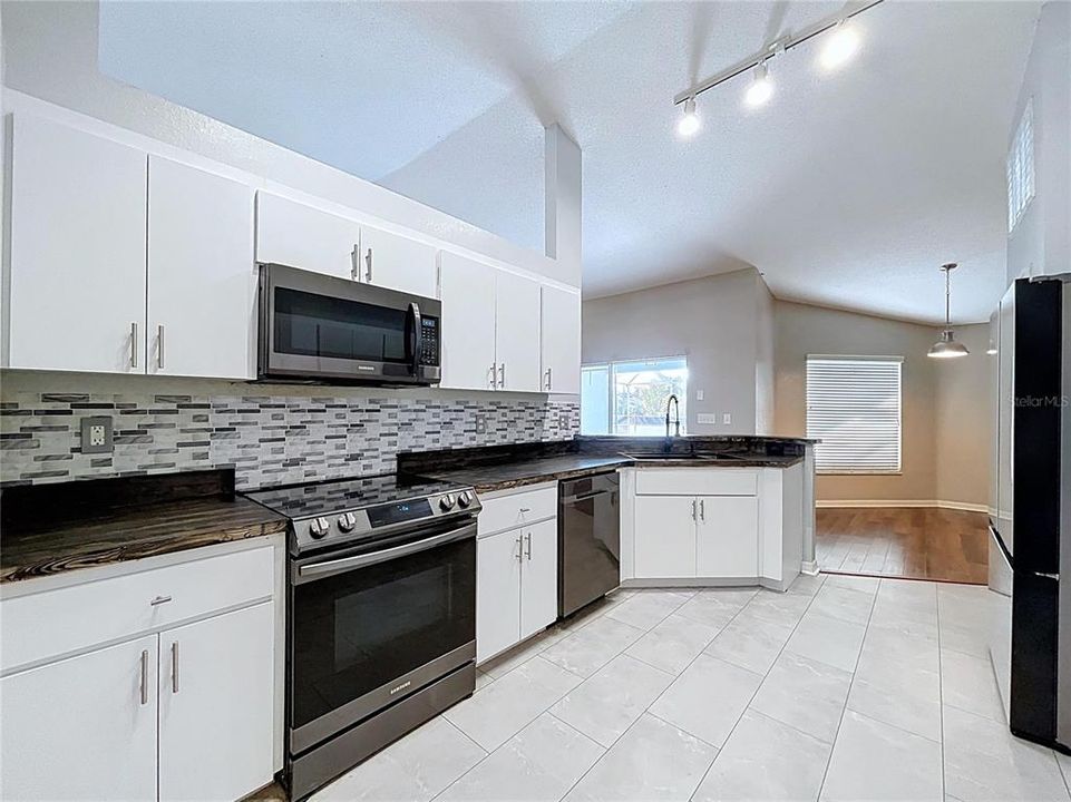 合同活跃: $325,000 (4 贝兹, 2 浴室, 2308 平方英尺)