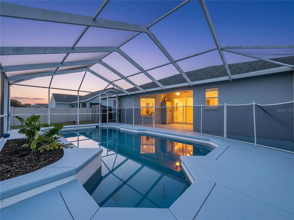 合同活跃: $325,000 (4 贝兹, 2 浴室, 2308 平方英尺)