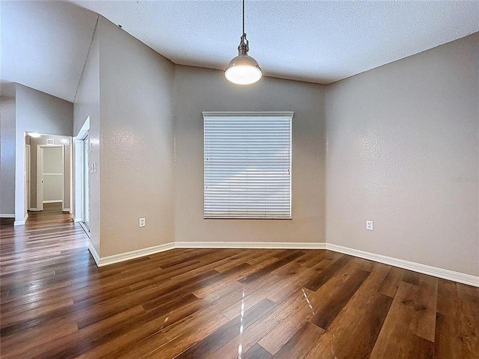 合同活跃: $325,000 (4 贝兹, 2 浴室, 2308 平方英尺)