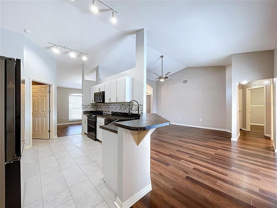 合同活跃: $325,000 (4 贝兹, 2 浴室, 2308 平方英尺)