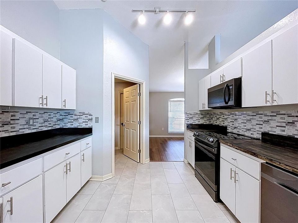 合同活跃: $325,000 (4 贝兹, 2 浴室, 2308 平方英尺)