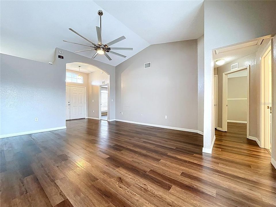 合同活跃: $325,000 (4 贝兹, 2 浴室, 2308 平方英尺)