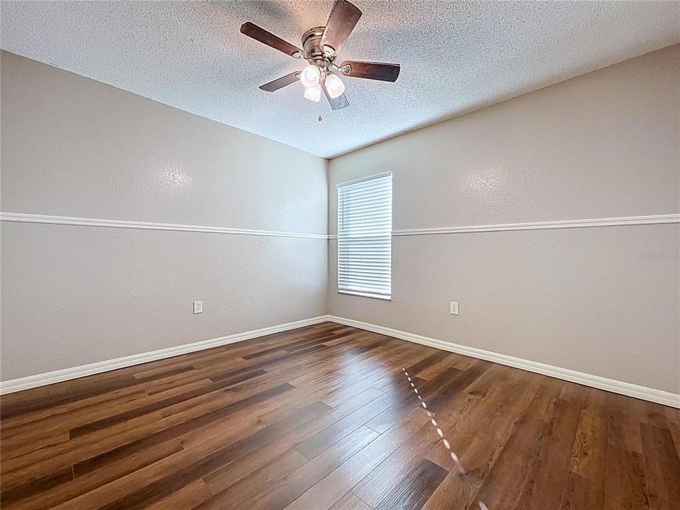 合同活跃: $325,000 (4 贝兹, 2 浴室, 2308 平方英尺)