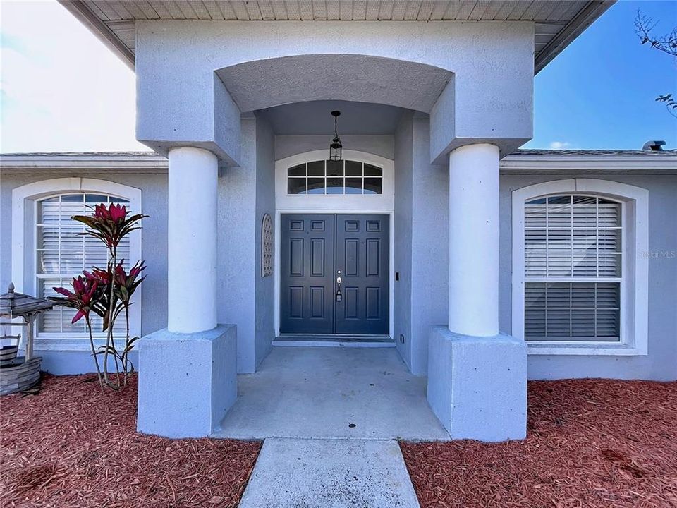 合同活跃: $325,000 (4 贝兹, 2 浴室, 2308 平方英尺)