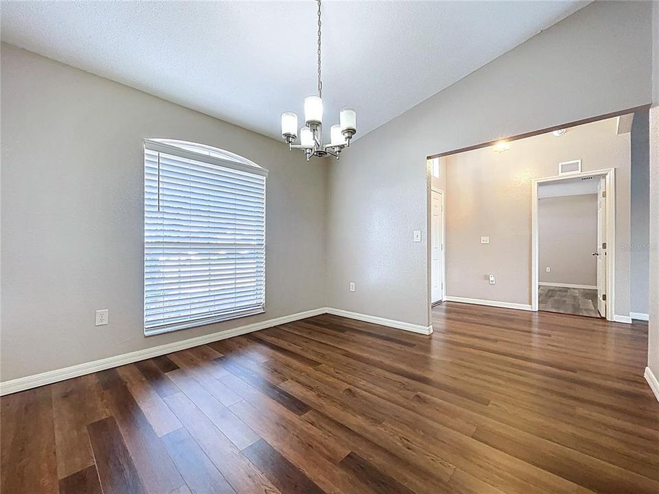 合同活跃: $325,000 (4 贝兹, 2 浴室, 2308 平方英尺)