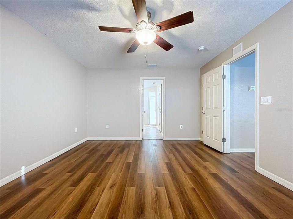 合同活跃: $325,000 (4 贝兹, 2 浴室, 2308 平方英尺)