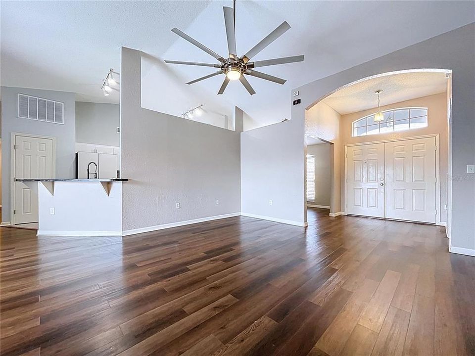 合同活跃: $325,000 (4 贝兹, 2 浴室, 2308 平方英尺)