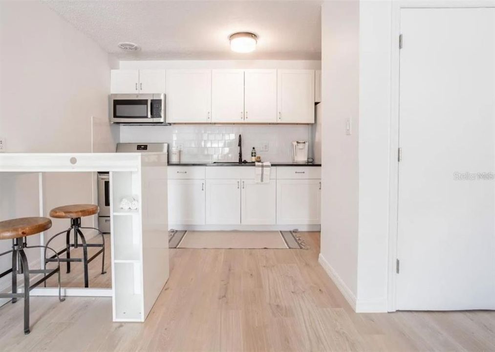 For Rent: $1,000 (2 beds, 1 baths, 755 Square Feet)