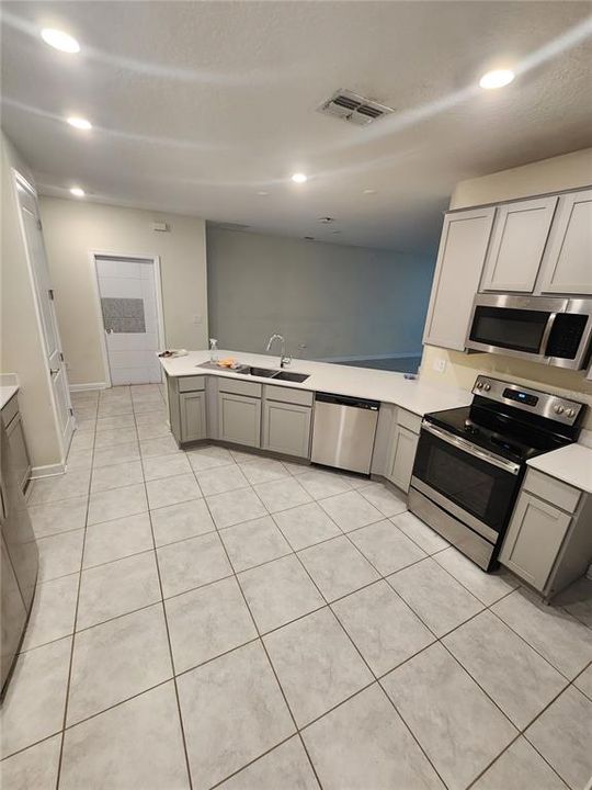 For Rent: $2,100 (4 beds, 2 baths, 2004 Square Feet)