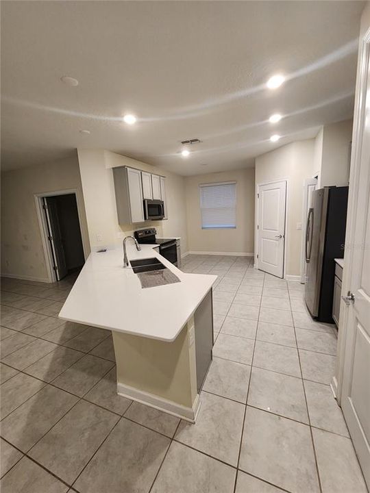 For Rent: $2,100 (4 beds, 2 baths, 2004 Square Feet)