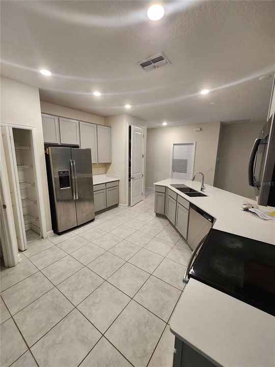 For Rent: $2,100 (4 beds, 2 baths, 2004 Square Feet)