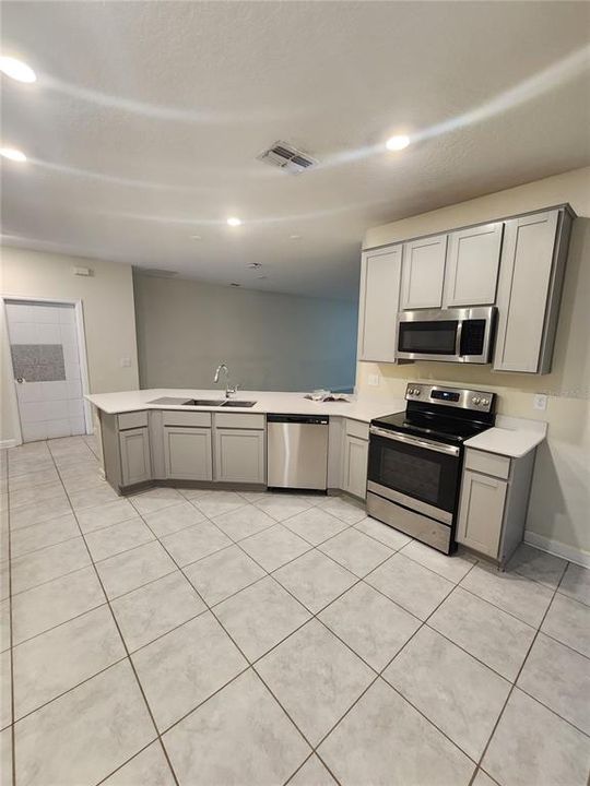 For Rent: $2,100 (4 beds, 2 baths, 2004 Square Feet)