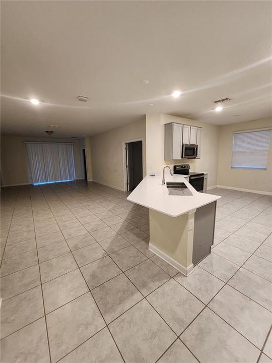 For Rent: $2,100 (4 beds, 2 baths, 2004 Square Feet)