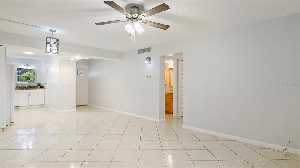 待售: $179,999 (2 贝兹, 1 浴室, 765 平方英尺)