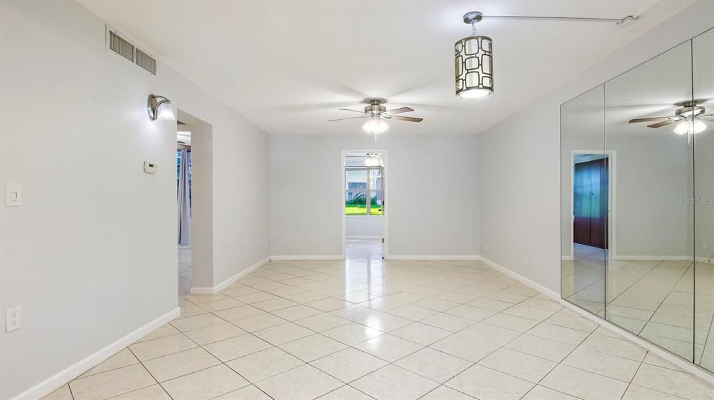 待售: $179,999 (2 贝兹, 1 浴室, 765 平方英尺)